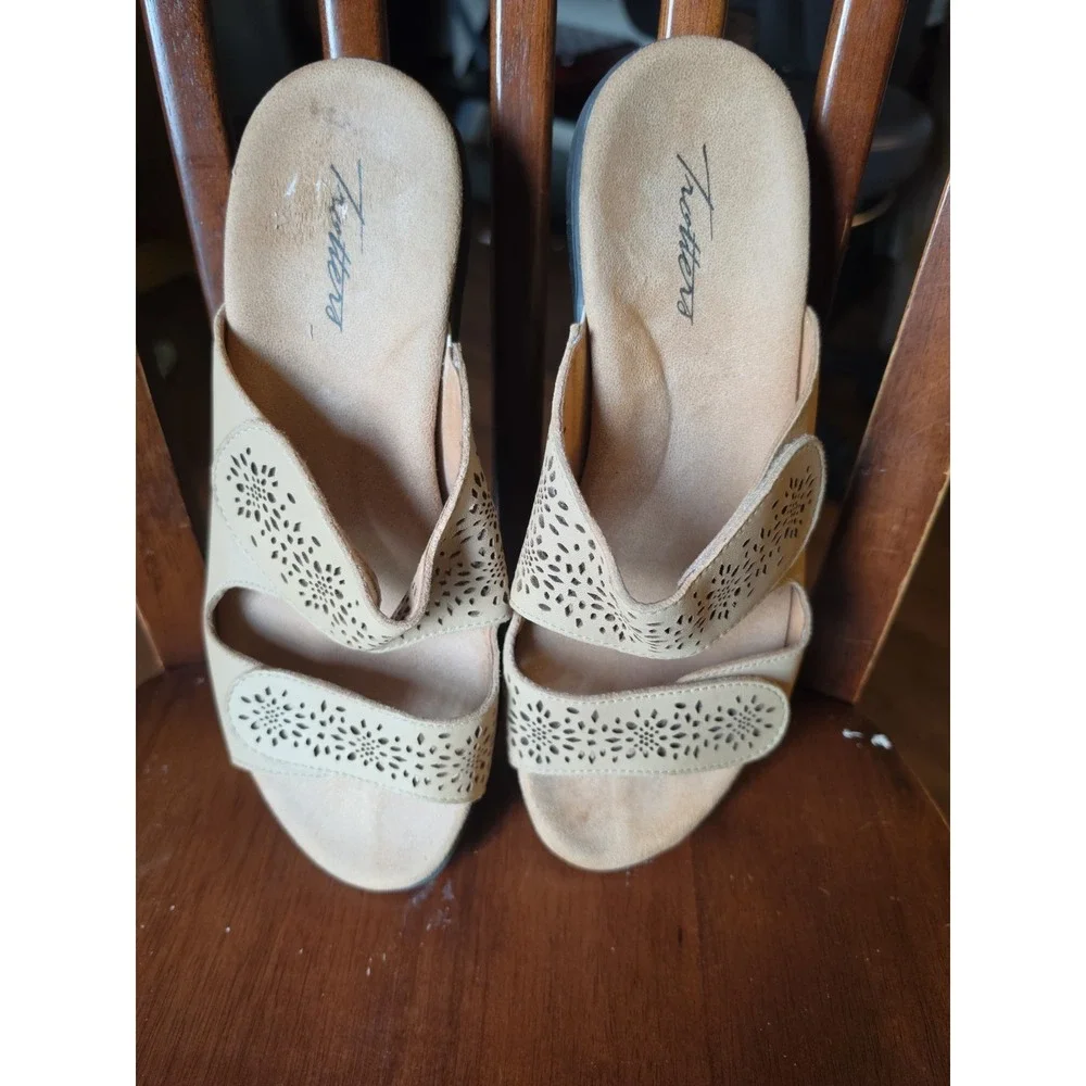 Trotters sandals size 9.5 wide